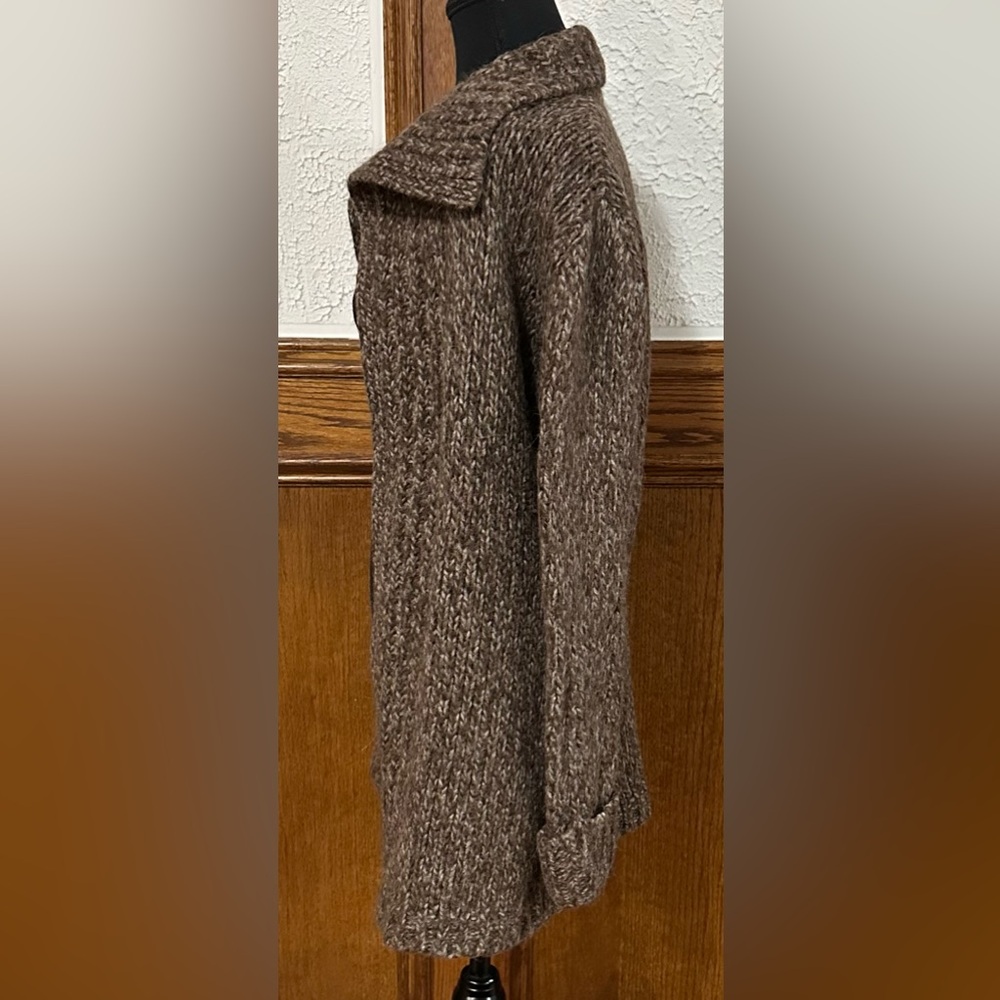 Elegant Holt Renfrew Wool-Blend Luxury Knit Cardigan - Picture 5 of 9
